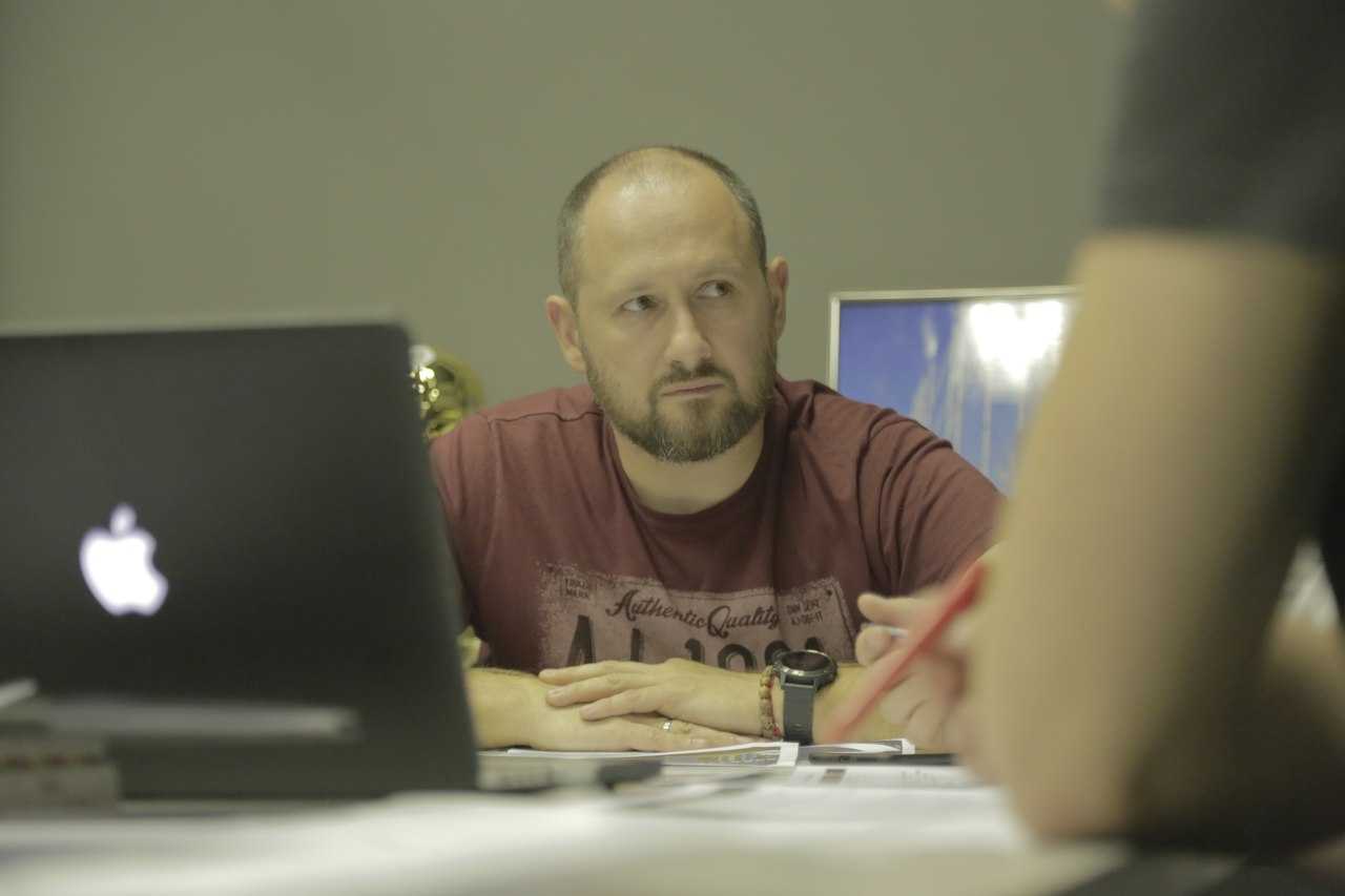«наши барбершопы рекламирует брюс уиллис». алексей локонцев — о бизнесе topgun | rusbase